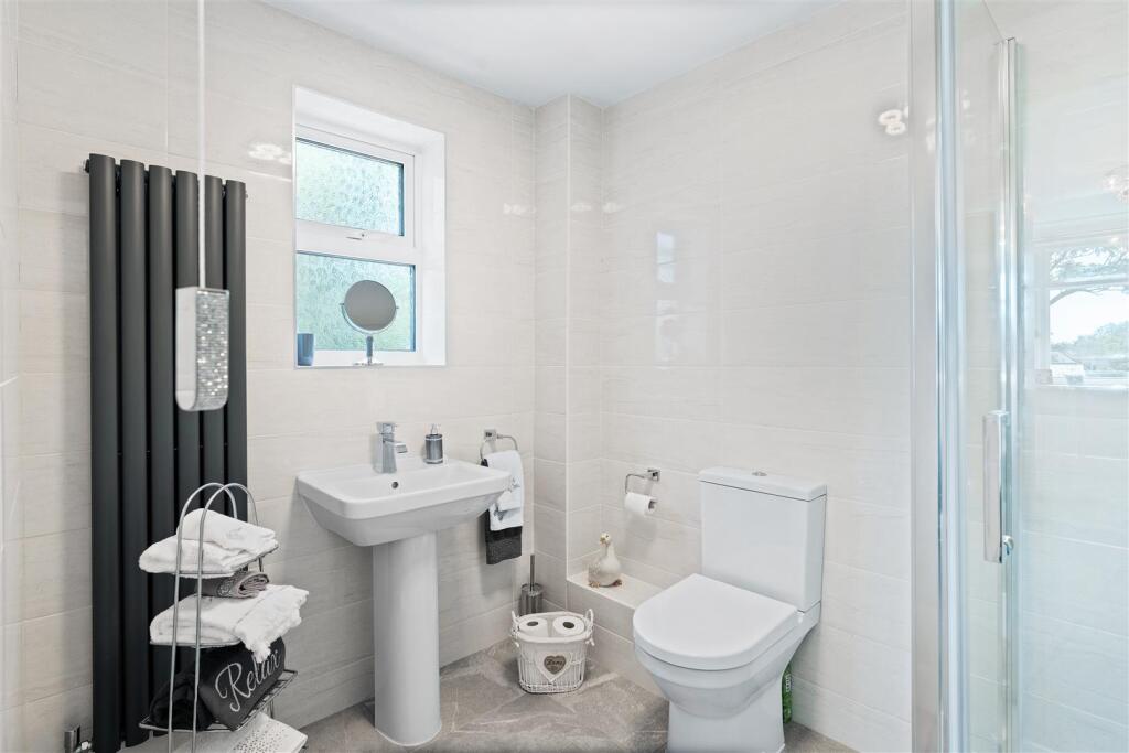 15 - ensuite.jpg