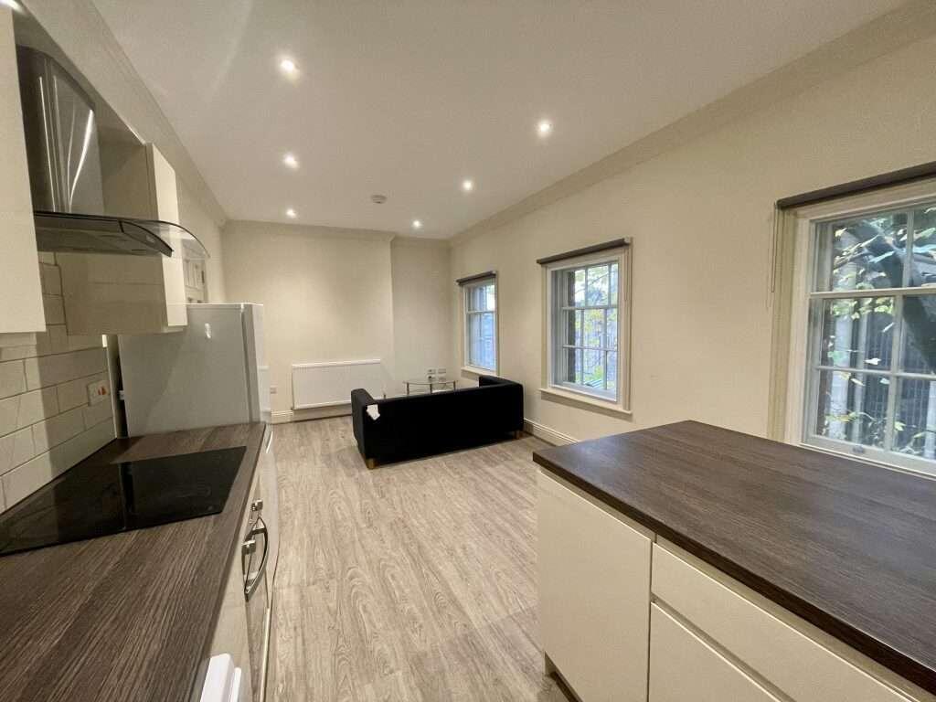 Flat_6_8_St_James_Row