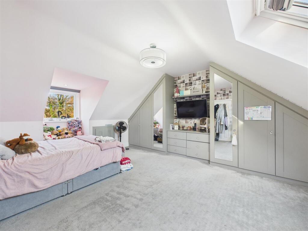 BEDROOM 5