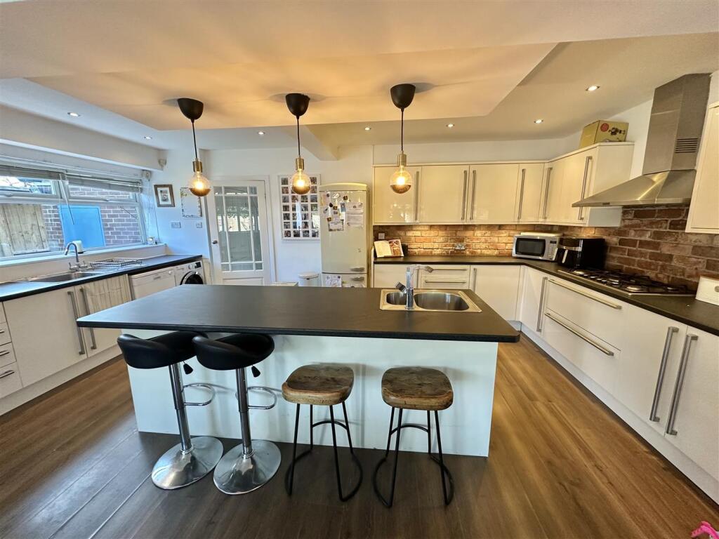 Bramleys Estate Agents - Lee Green - Mirfield (3).