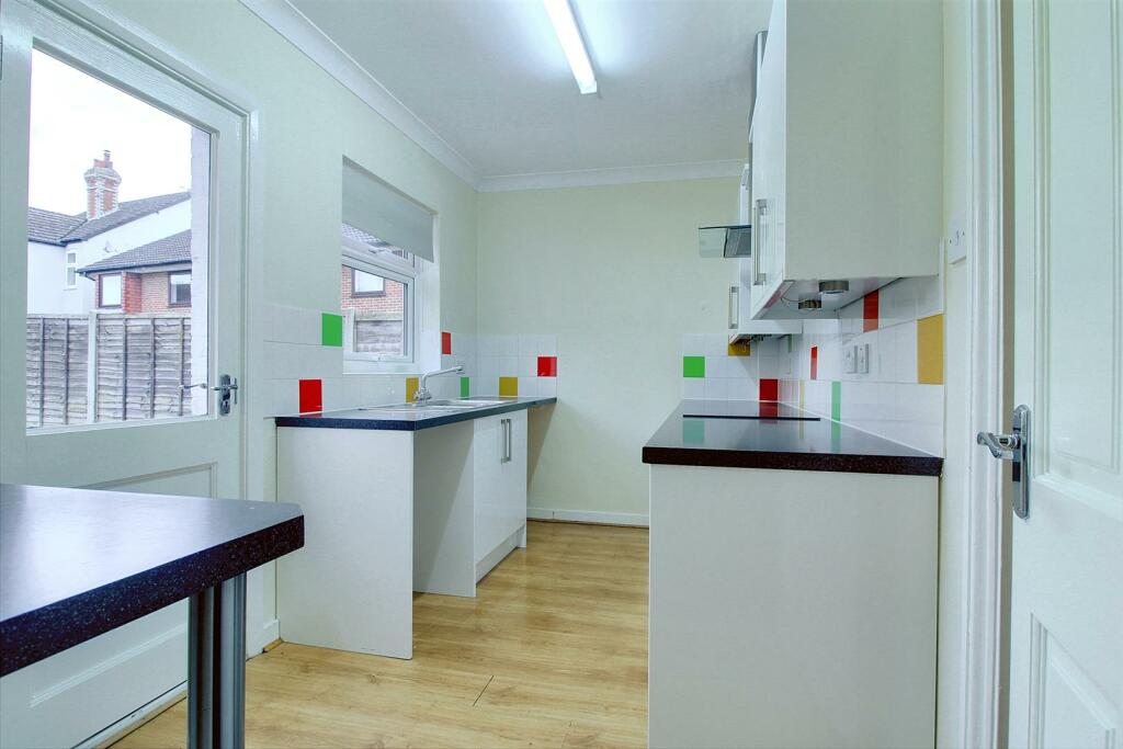 Kitchen2.JPG