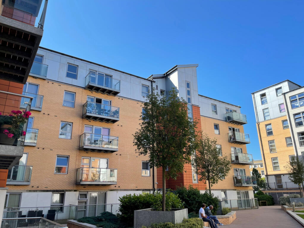 QUEEN MARY AVENUE E18