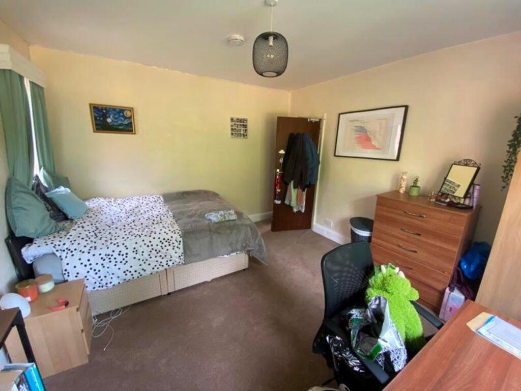 A bright and inviting double bedroom perfect fo...