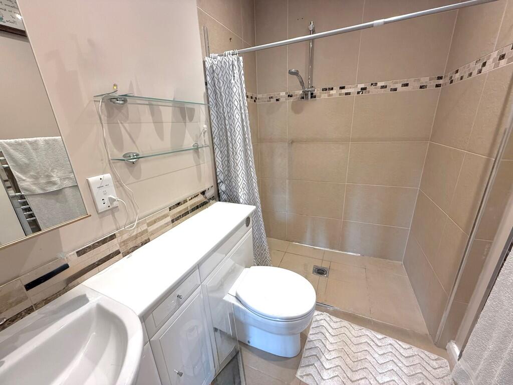 12 Knightscroft A...