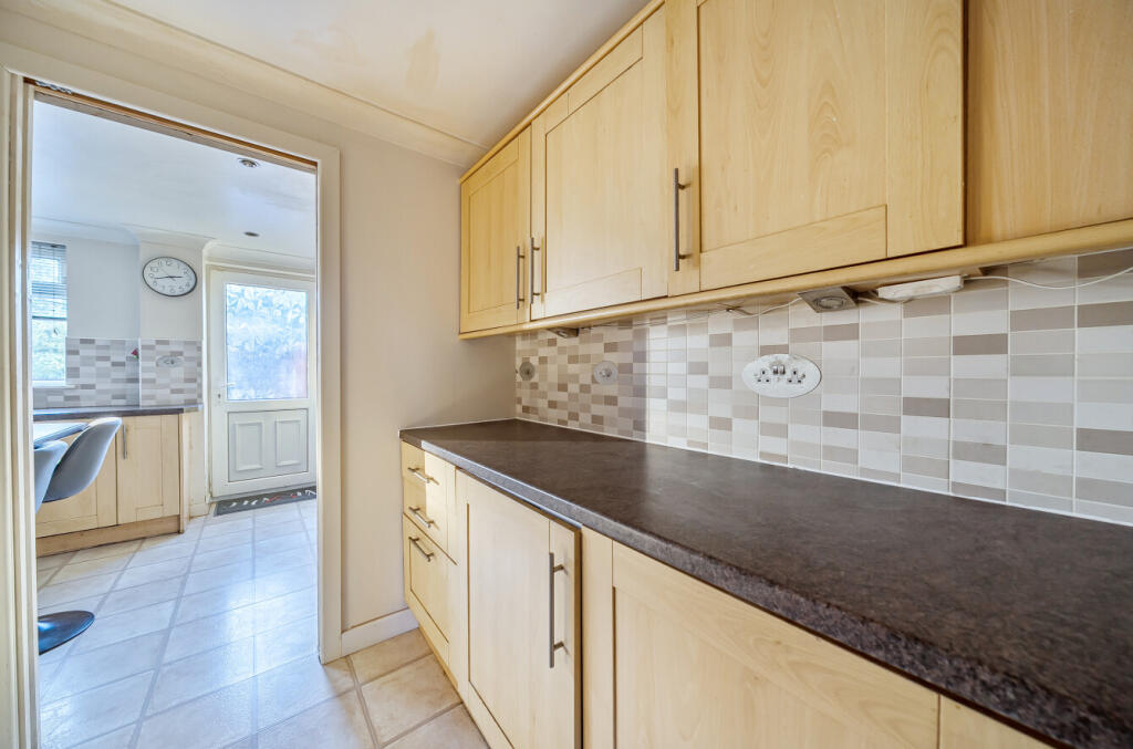 1395362-6-695bdcb...