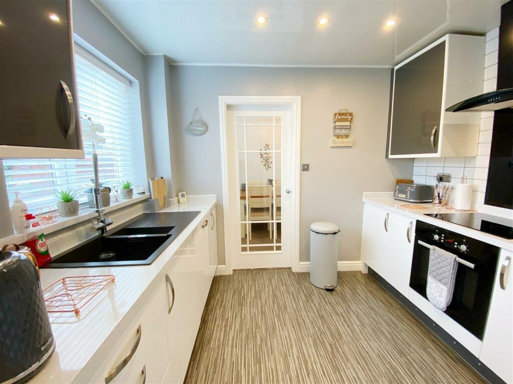 Kitchen pic 1.jpg