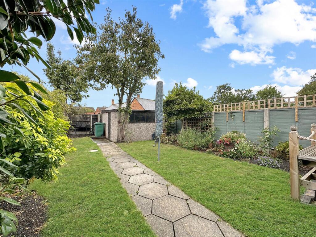 Lovely SOUTH FACING Garden 232