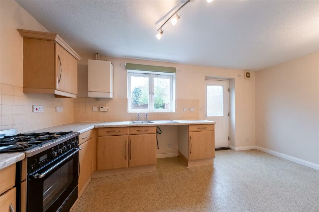 3 Harewood Close-002.jpg