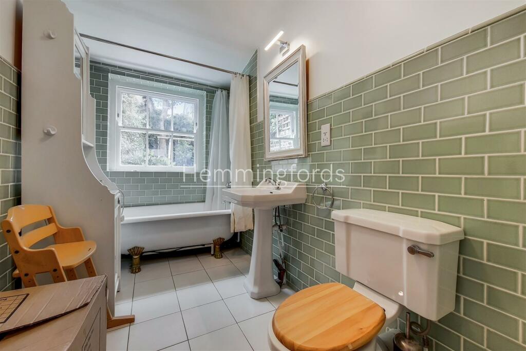 9_Bathroom 1-0.jpg