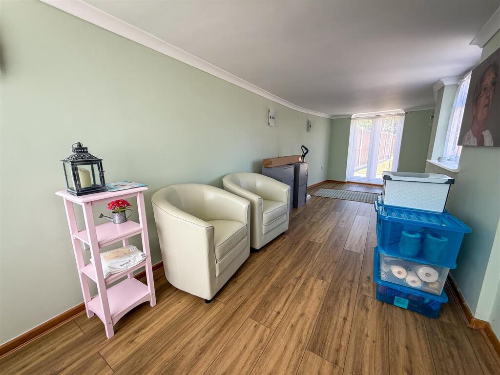 STUDIO/DINING ROOM