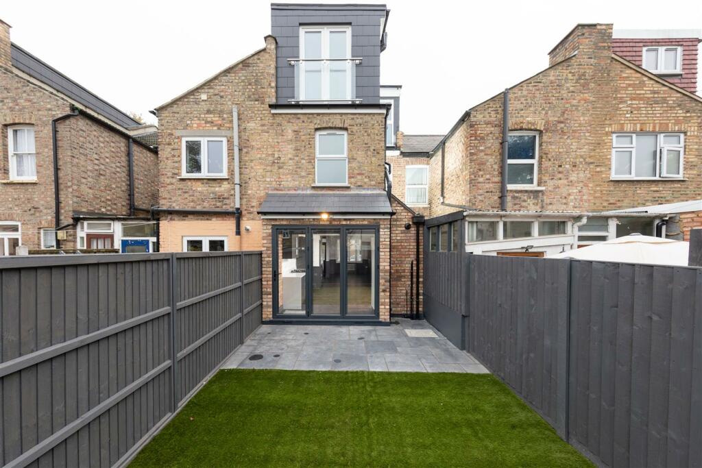 Crescent Road, E17