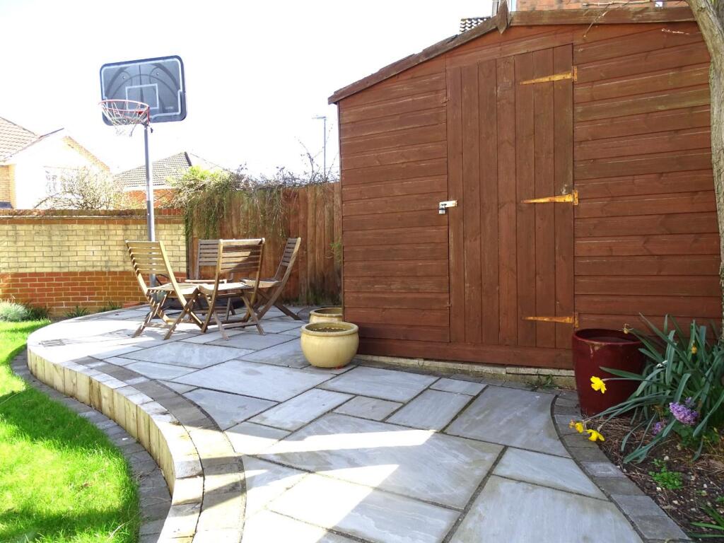 FEATURE RAISED CORNER PATIO