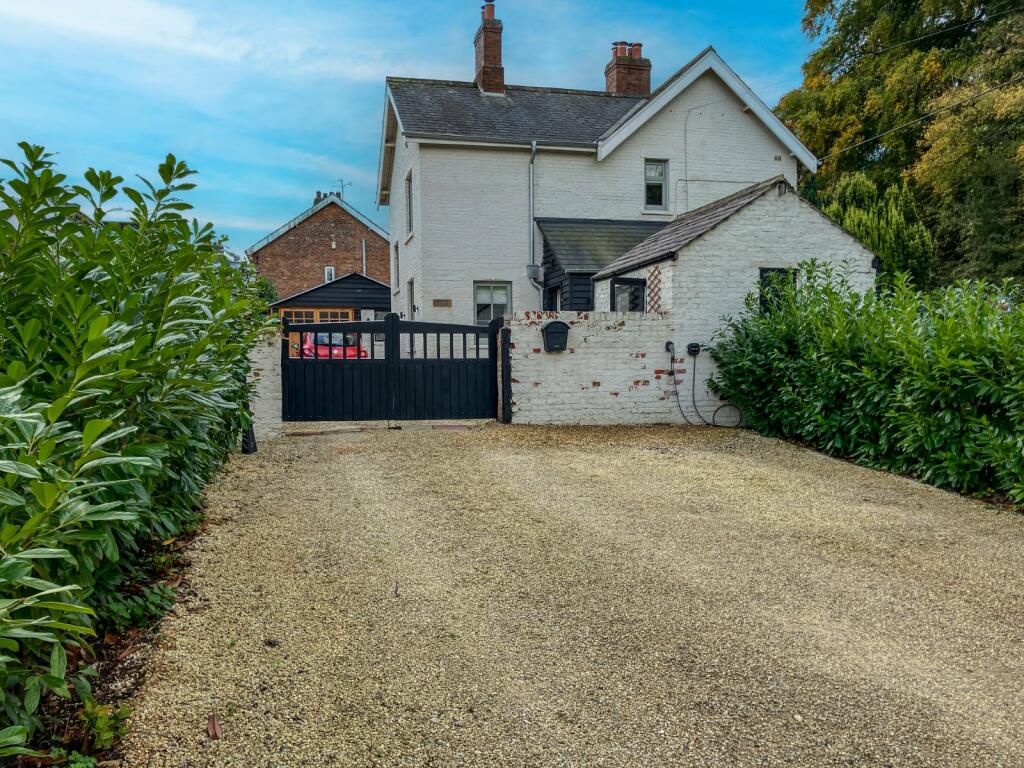 Entrance &amp; Driveway