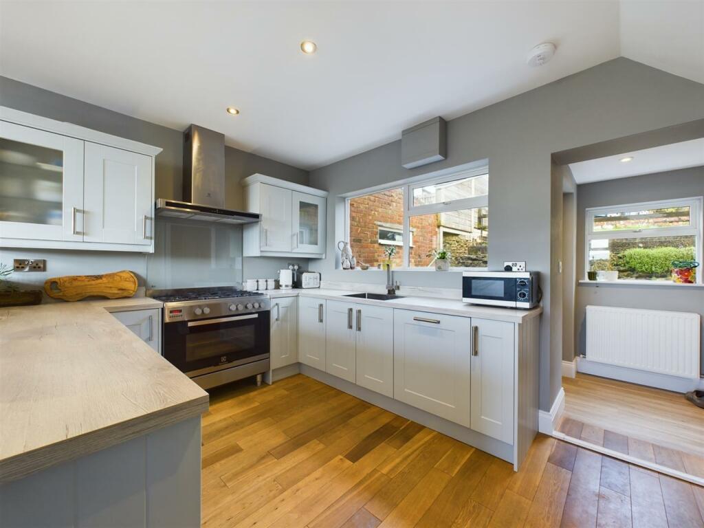 Kitchen 2.jpg