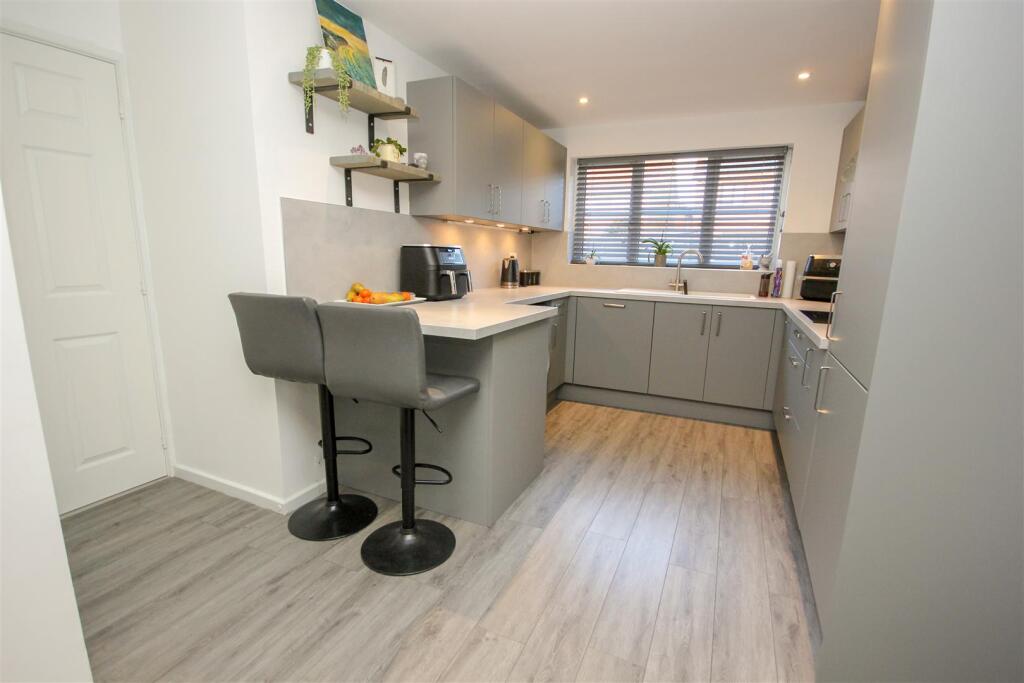 Kitchen breakfast Room.jpg