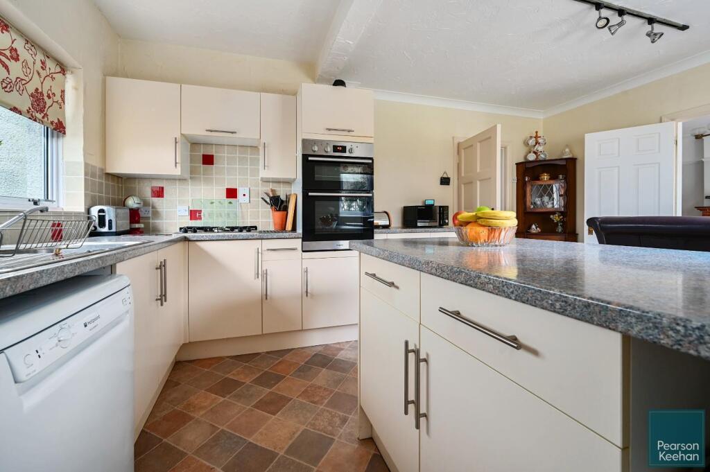 8 Park Avenue, BN3 (24).jpg