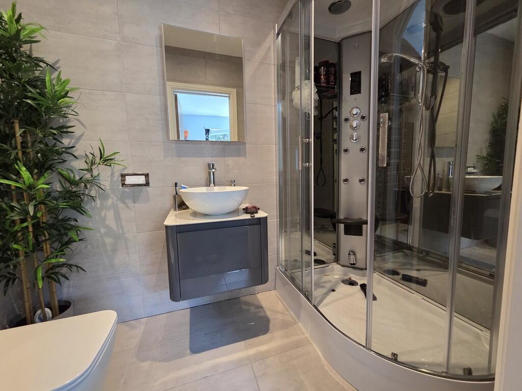 Bedroom 5 ensuite...