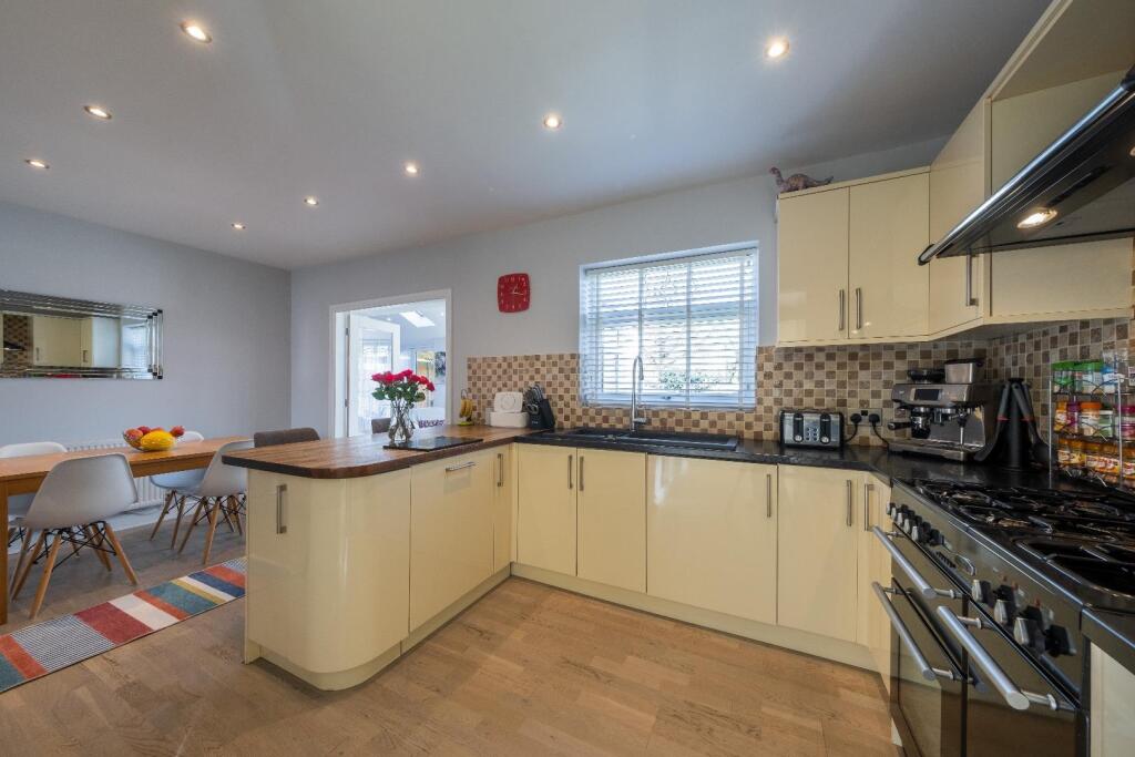 27 Hockenhull Crescent-018.jpg