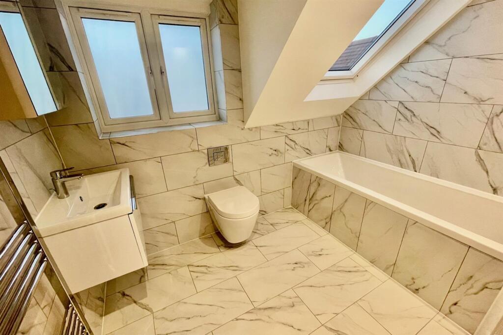 Ensuite master.jpg