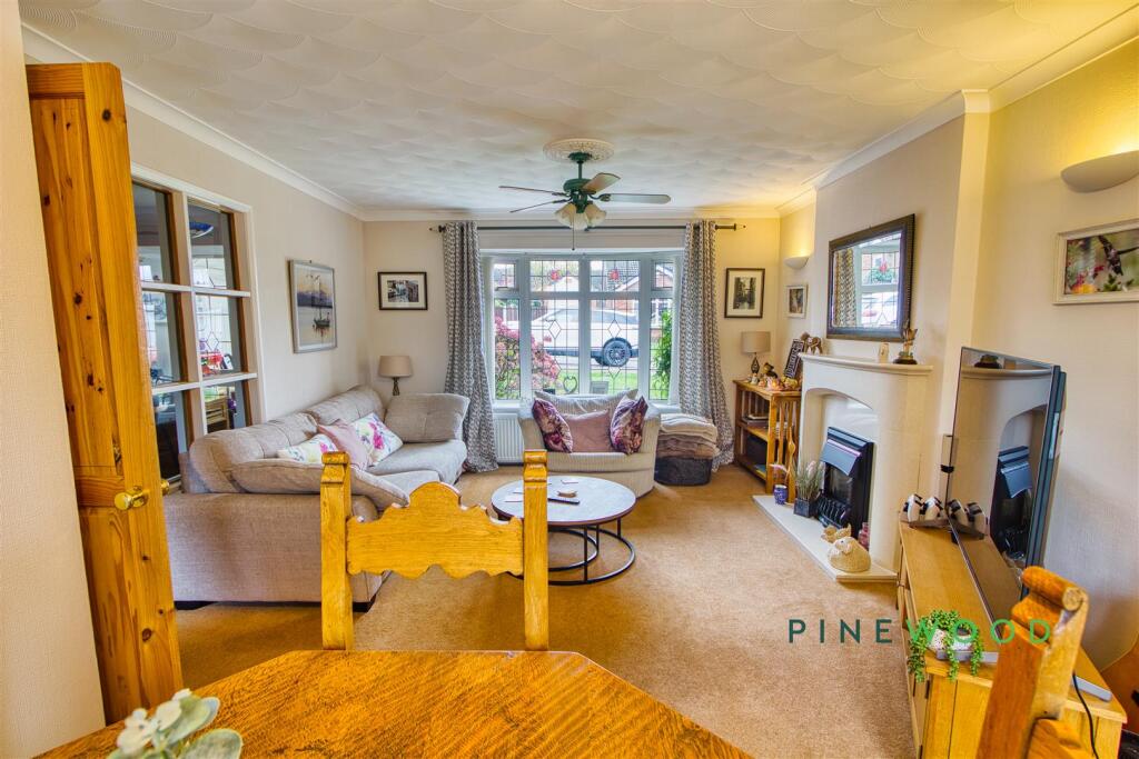 LOUNGE / DINING ROOM