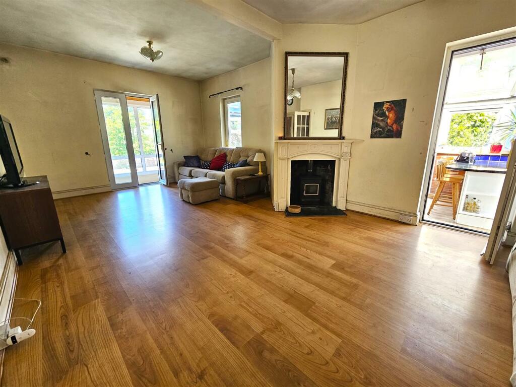 Living Room2.jpg