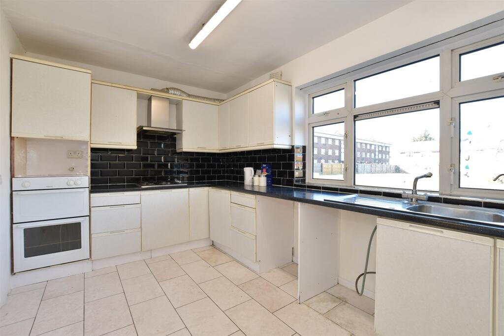 Kitchen/ Breakfast Room