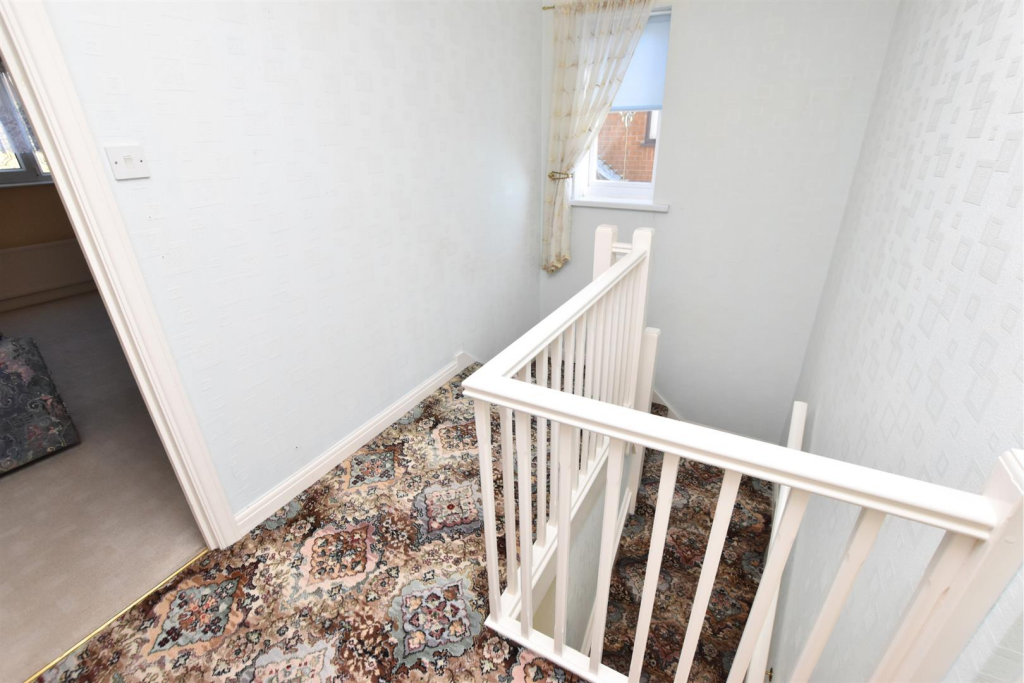 FIRST FLOOR LANDING