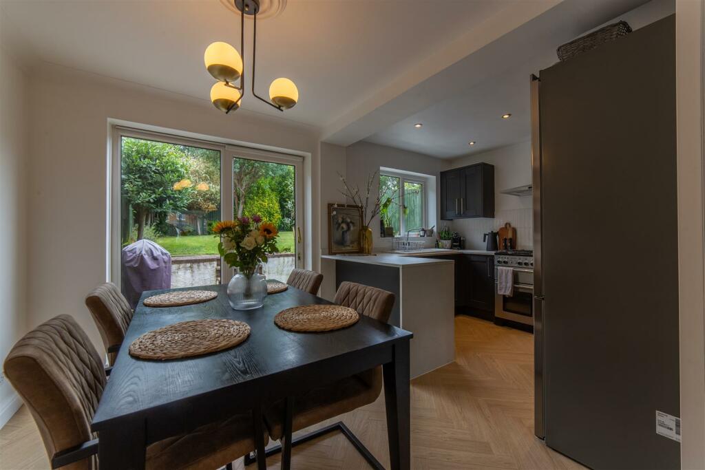 12 Paddock Close-14.jpg