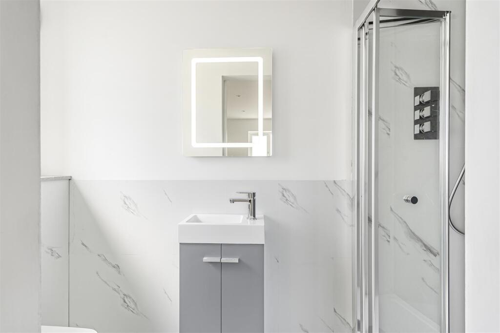 Luxury Downstairs En-Suite