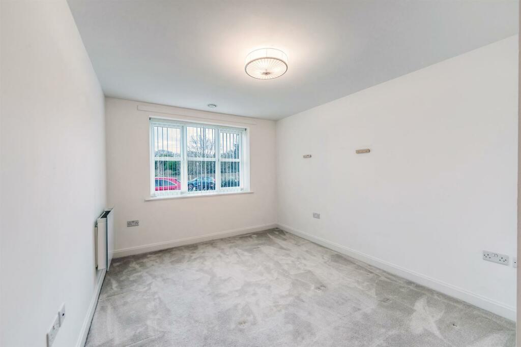 03-422723-ba7223LoddonHouseRG109BW_MCS78912_011-me