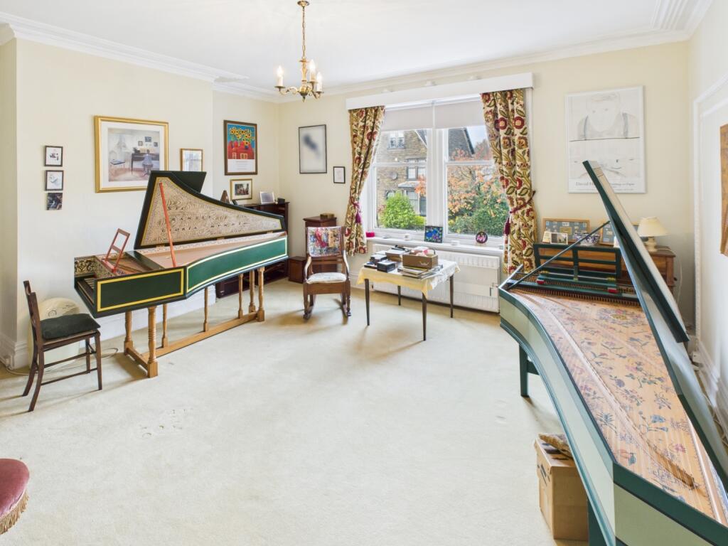 CAM04233G0-PR0042-STILL016