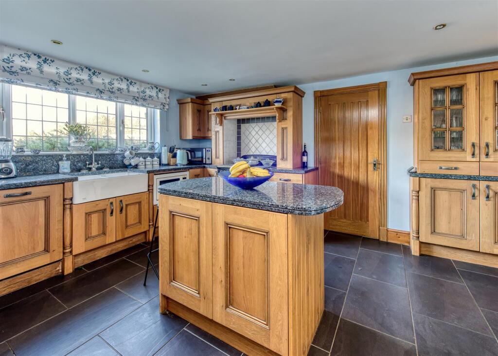 Natsfield House-kitchen2.jpg