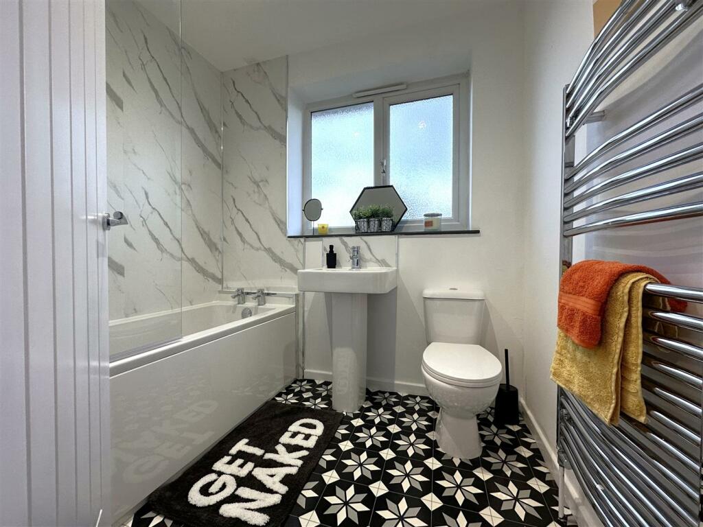 Stylish Modern Bathroom 677