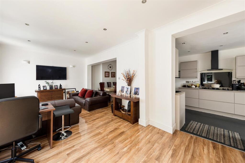 Chingford Avenue E4