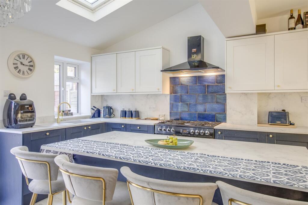6 The Crescent, HP13 6JY-9.jpg