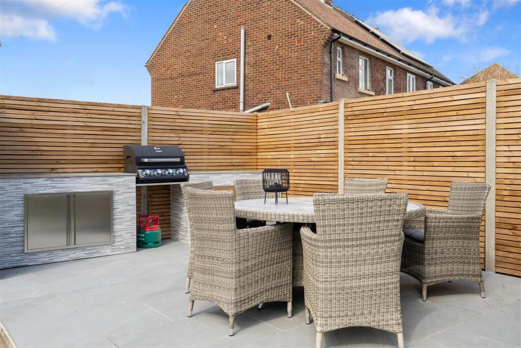 Outdoor Kitchen / Dining Space