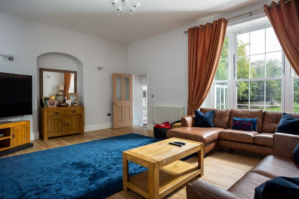 8 - Querns House - GL7 1RL - Web.jpg