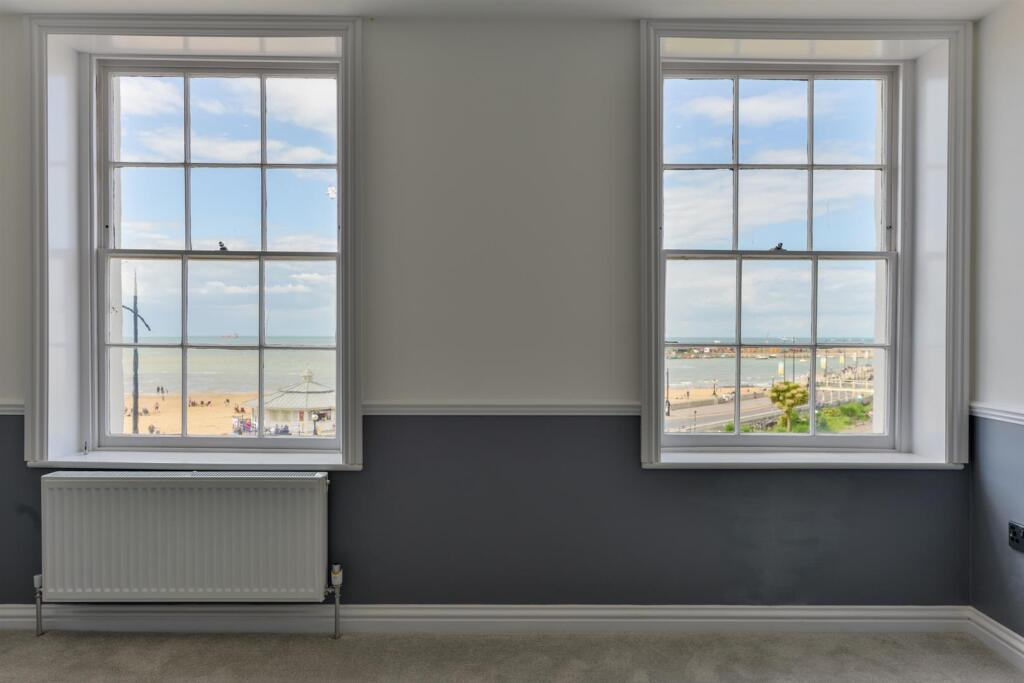 Flat 2, 12 Marine Gardens9.jpg