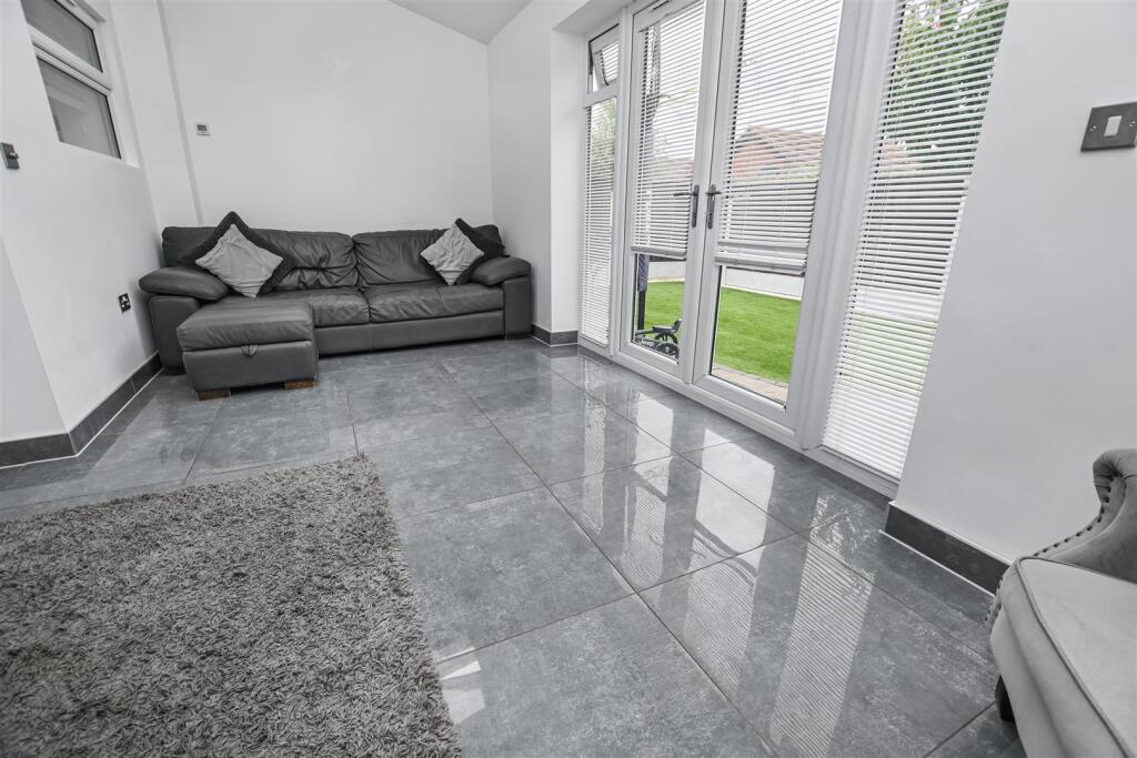 Snug / Second Lounge