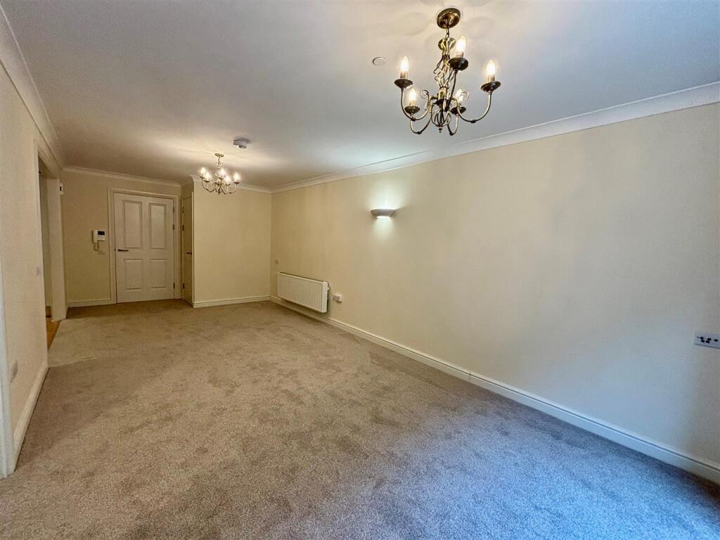 Lounge 1.jpg