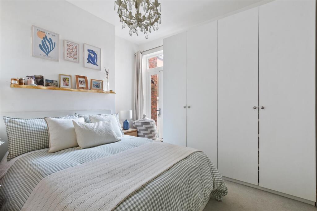 07-d8e1GCWT - Flat A 27 Leghorn Road - Bedroom -Or