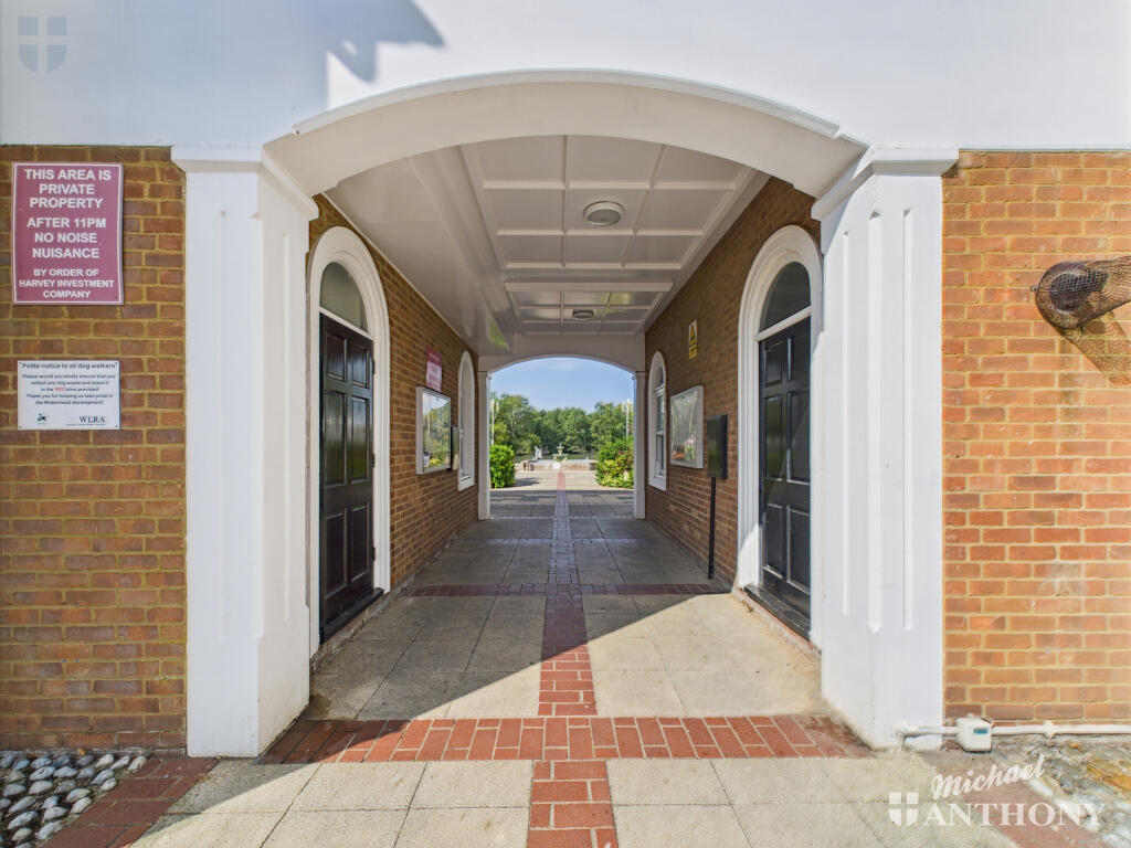 CAM03218G0-PR0739-STILL029