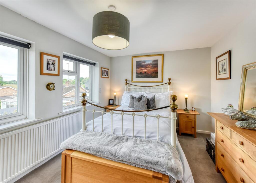 105 Suckling Green Lane-bed2.jpg