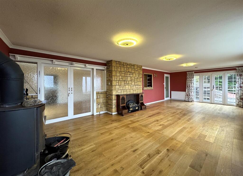 LOUNGE 2.JPG