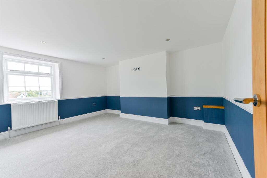 Flat 3, 12 Marine Gardens2.jpg