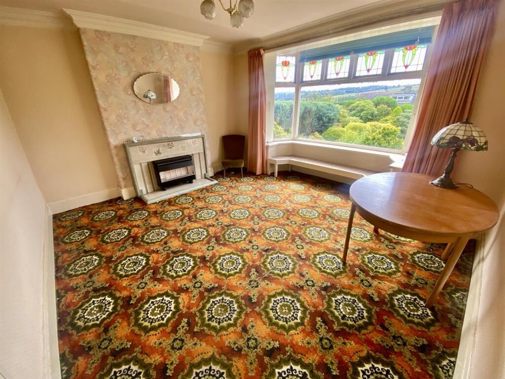 Bramleys Estate Agents - Meadow Bank Crescent - Mi