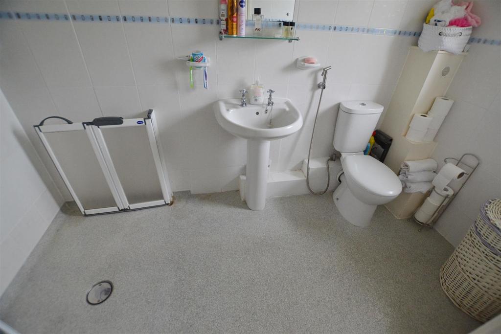 bed 2 ensuite.JPG