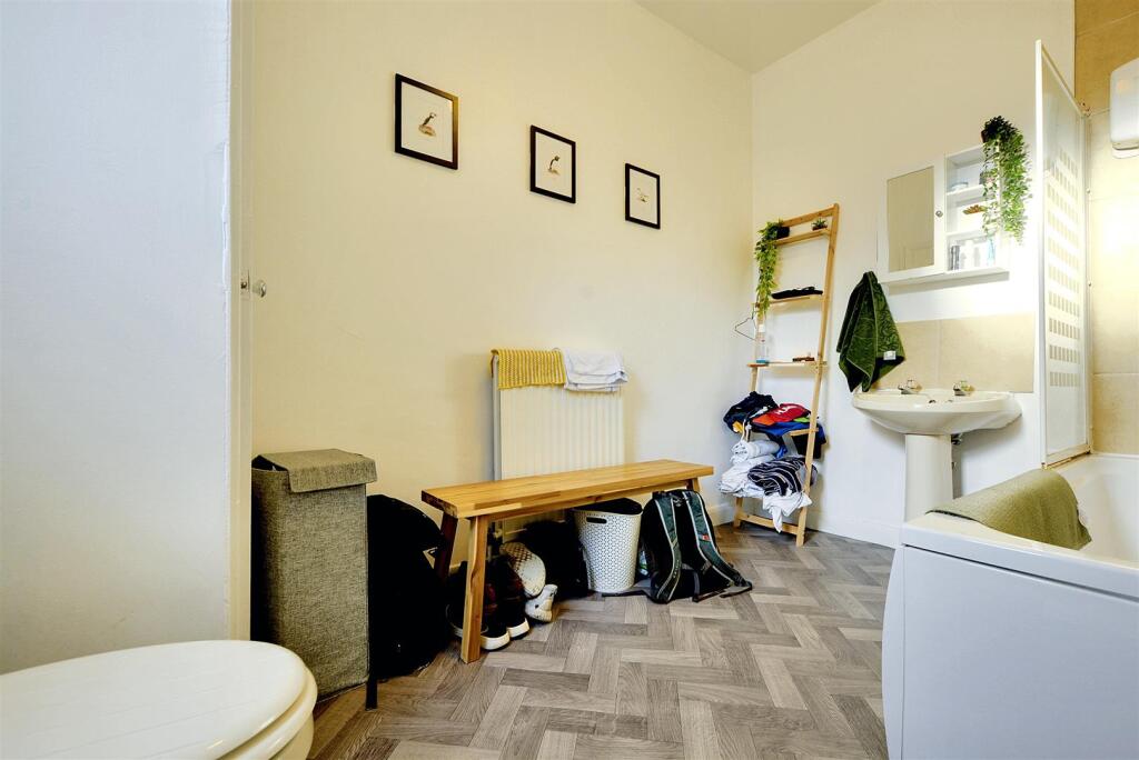 Flat 2 Bathroom_1.jpeg