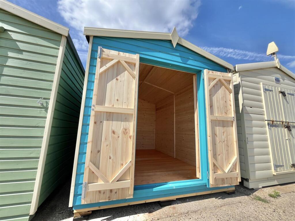 BEACH HUT