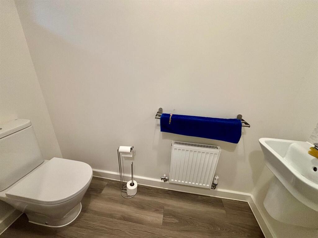 Guest's Cloakroom / Wc